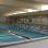 Schwimmbecken im Hallenbad mit abgetrennten Schwimmbahnen