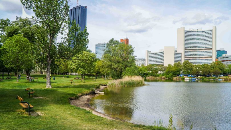 copyright: MA45/Christian Fürthner Liegewiese mit Sitzbänken und flachem Ufer, im Hintergrund Hochhäuser