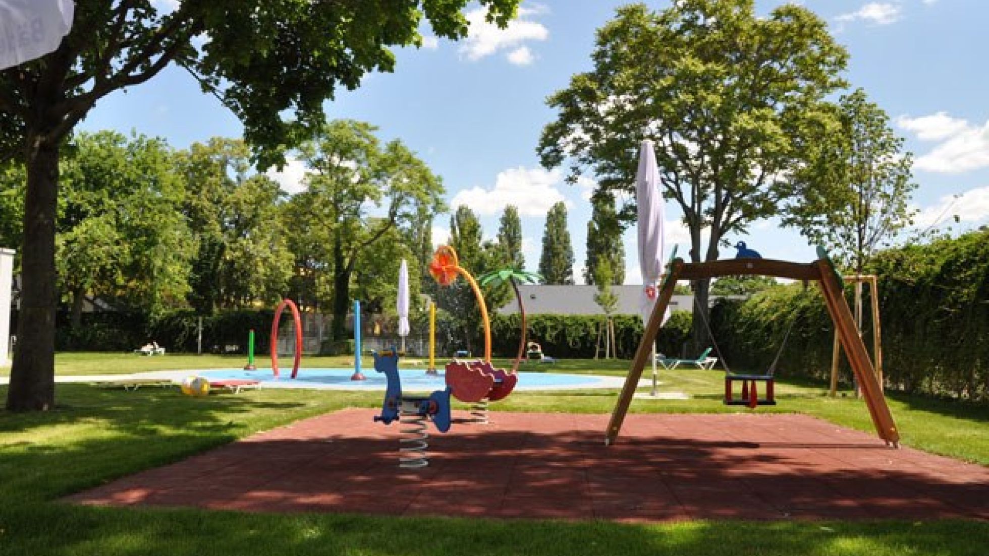 copyright: MA 44/Bäder Spielgeräte inmitten einer Grünfläche, Bäume