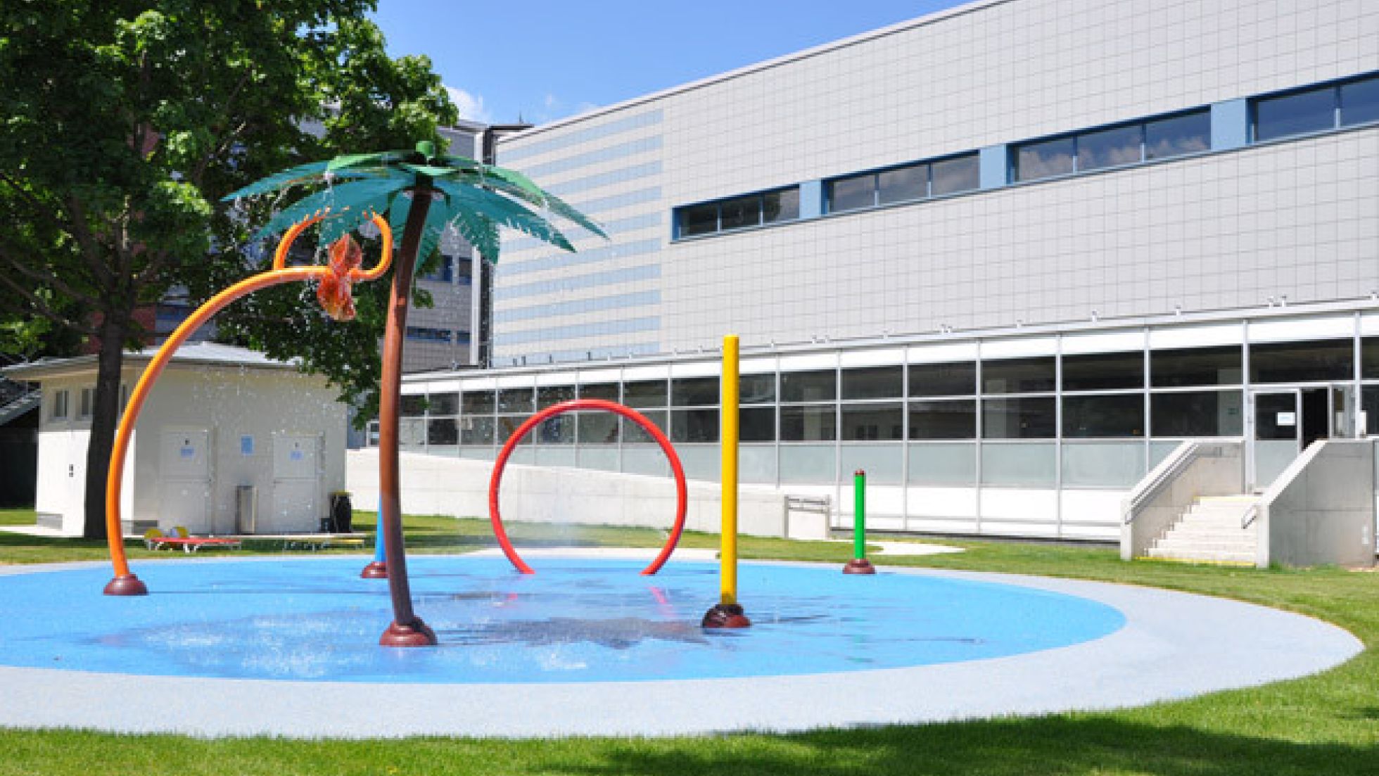 copyright: MA 44/Bäder Wasserspielplatz mit Skulpturen die Wasser abgeben