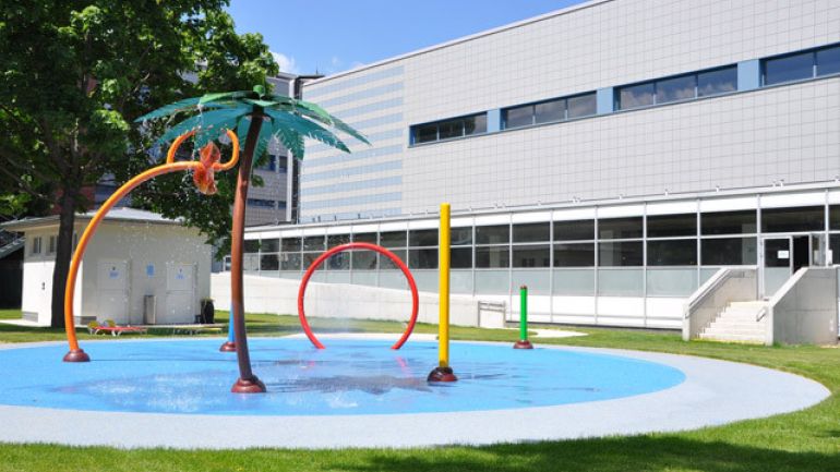 copyright: MA 44/Bäder Wasserspielplatz mit Skulpturen die Wasser abgeben