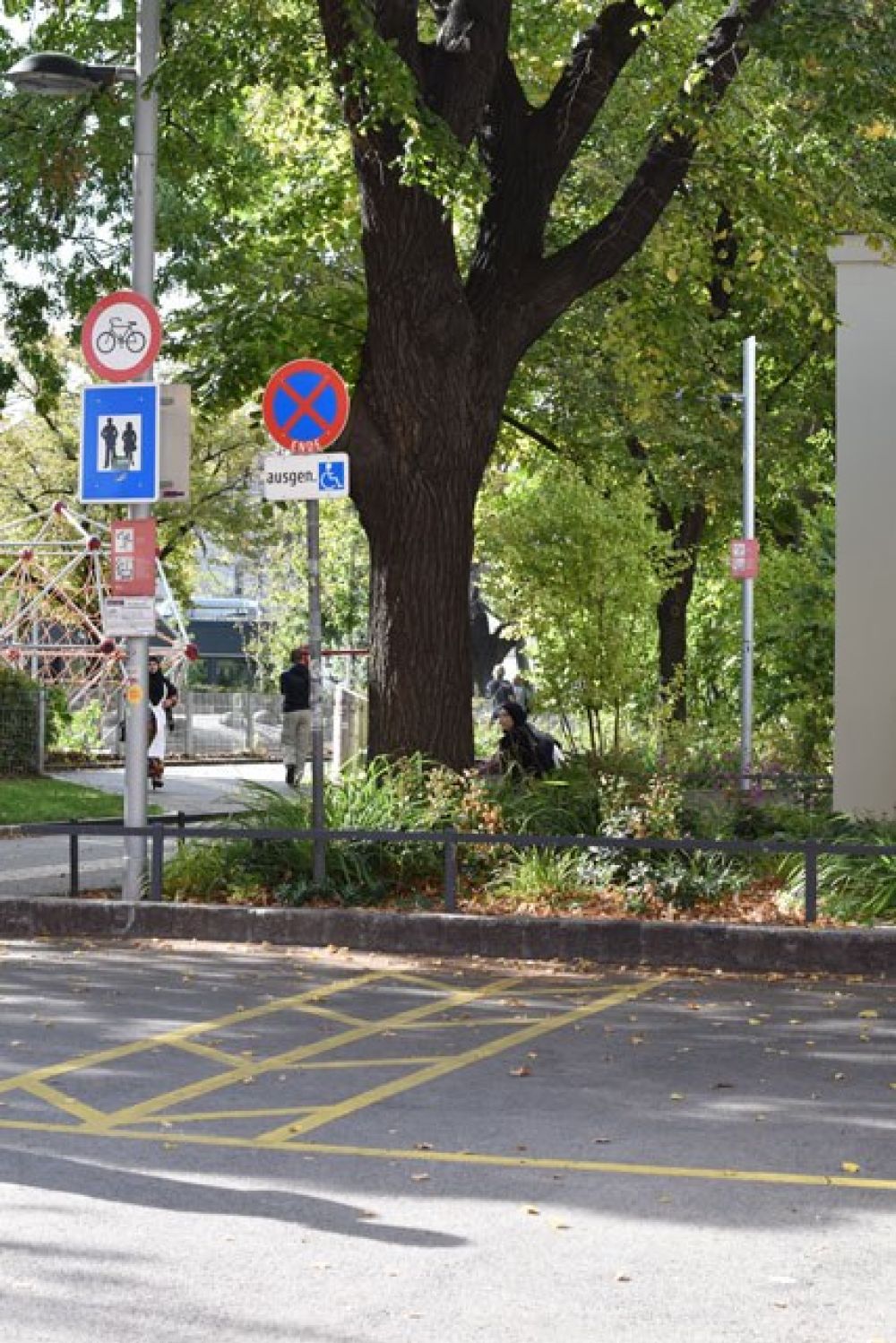 Zufahrt Parkplätze und Schilder