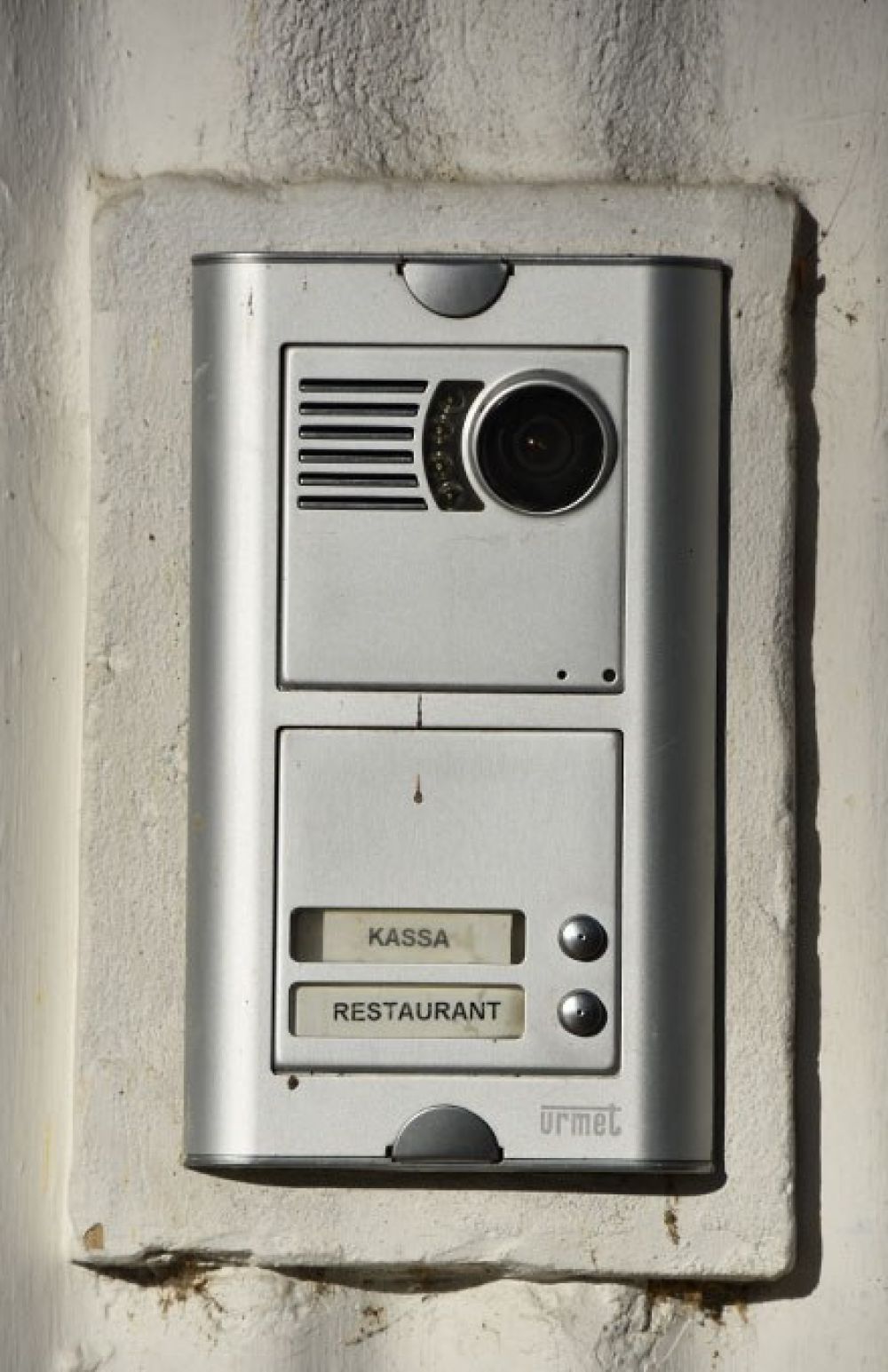 Nahaufnahme der Türklingel des Brigittenauer Bads mit Klingelschild für "Kassa" und "Restaurant"