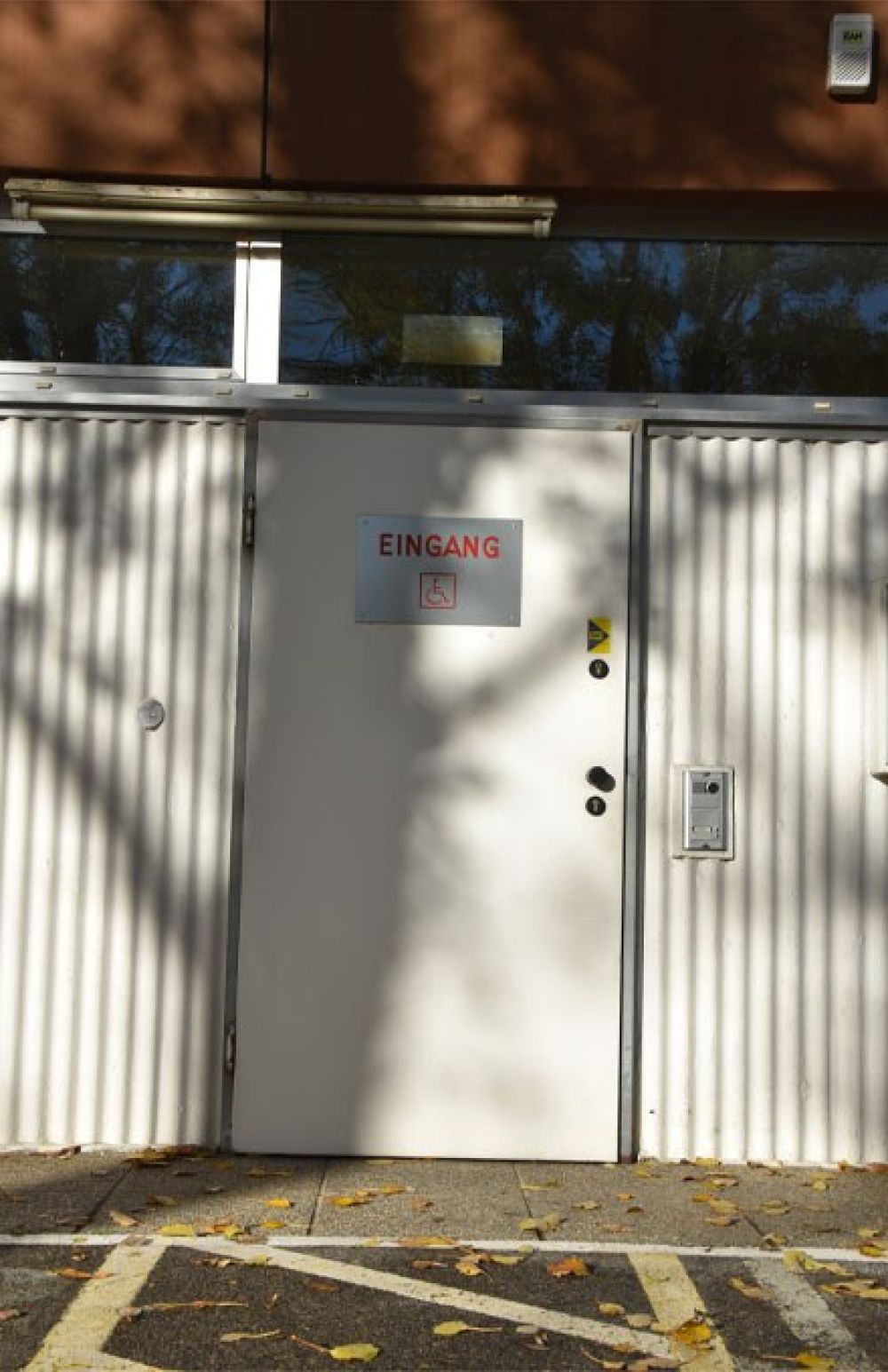 Barrierefreie Eingangstür im Brigittenauer Bad