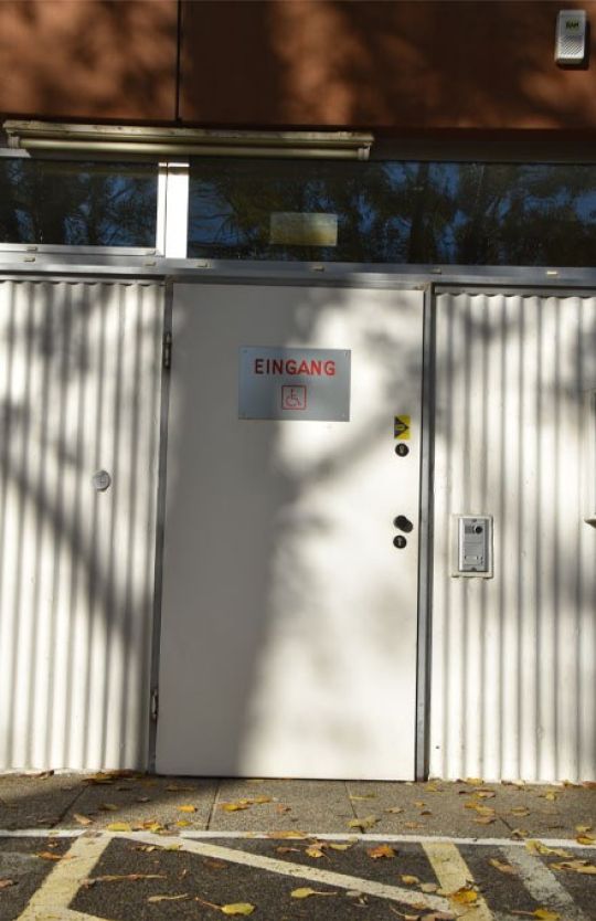 Barrierefreie Eingangstür im Brigittenauer Bad