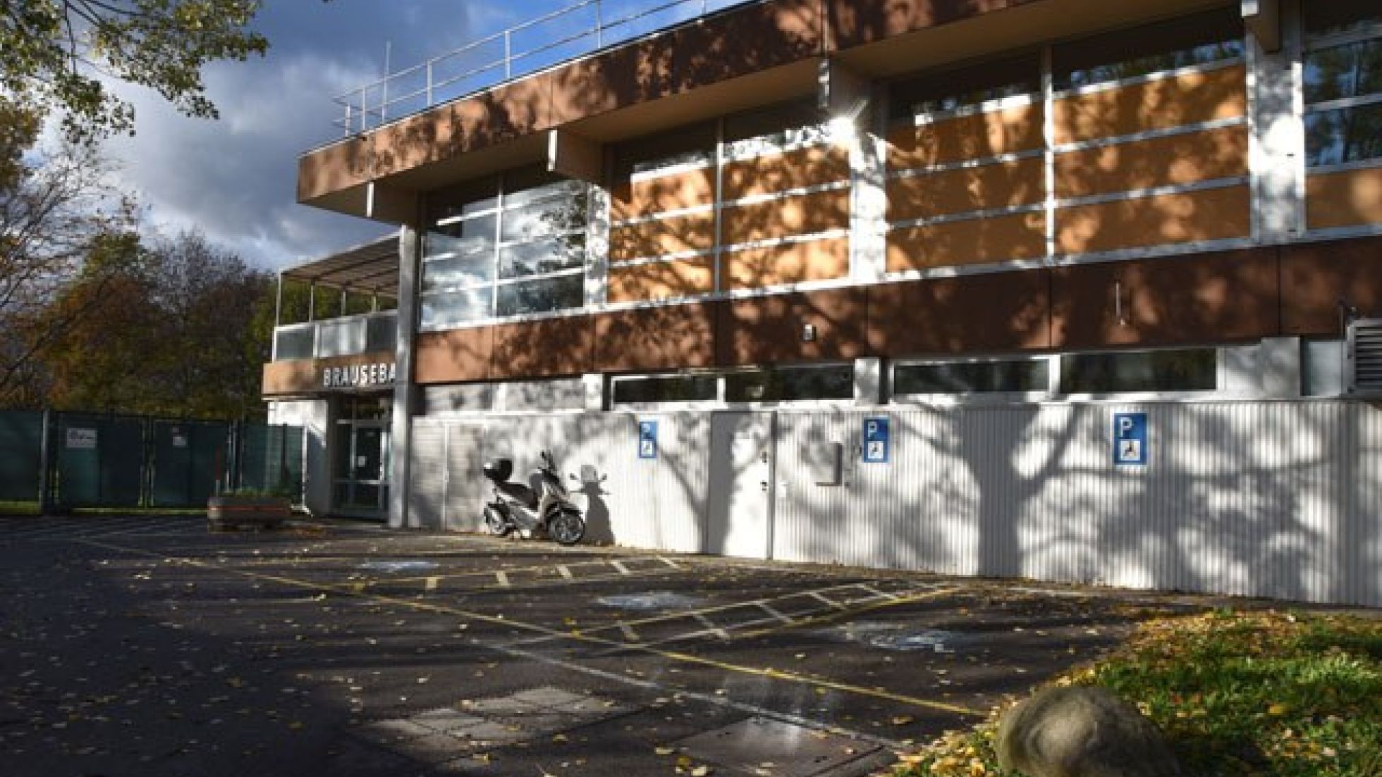 Behindertenparkplätze vor dem Brigittenauer Bad