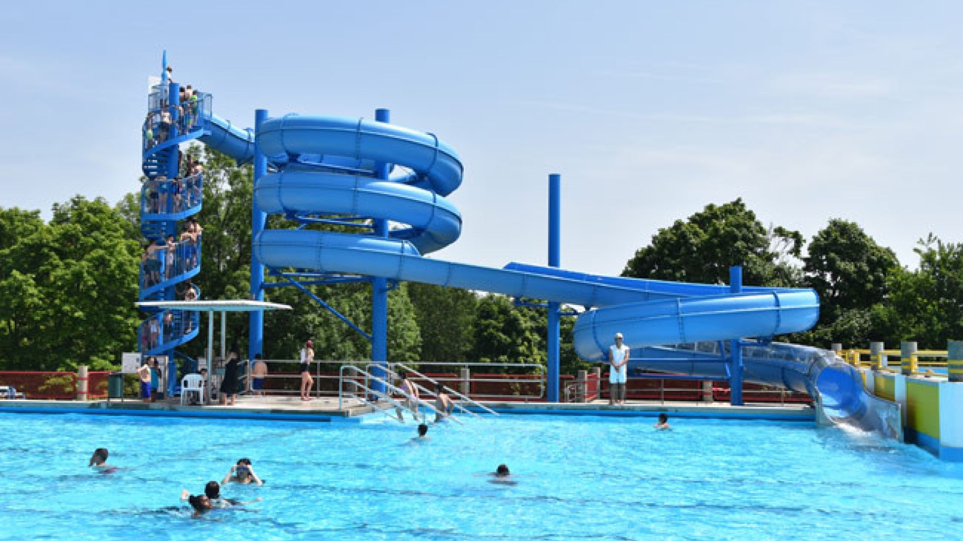 Wasserrutsche und Mehrzweckbecken