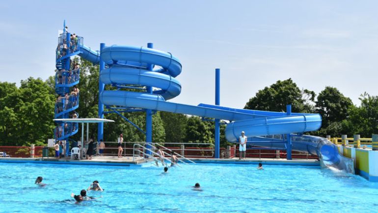 copyright: MA 44/Bäder Wasserrutsche und Mehrzweckbecken