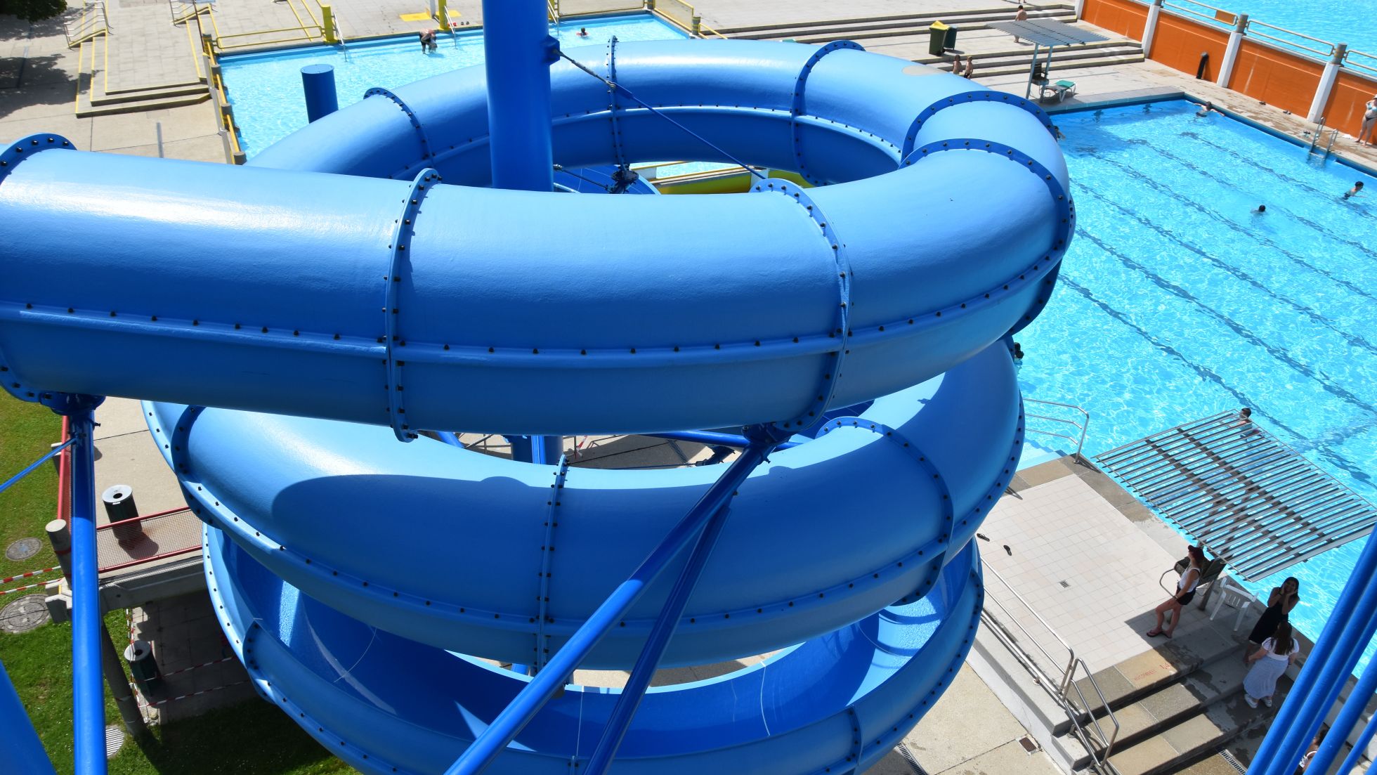 Schrägluft-Aufnahme Wasserrutsche