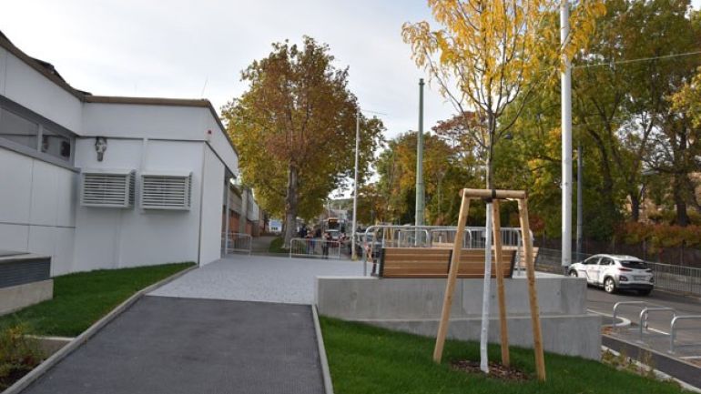 copyright: MA 44/Bäder Vorplatz mit Holzbänken und neugepflanzten Bäumen