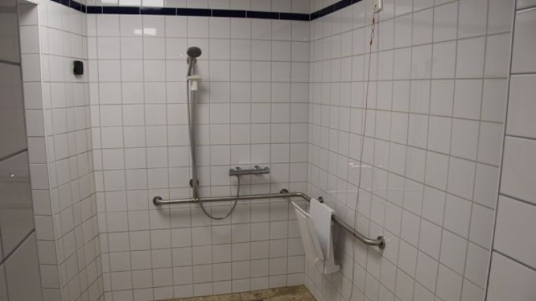 copyright: MA 44/Bäder Barrierefreie Dusche mit aufklappbarer Sitzgelegenheit