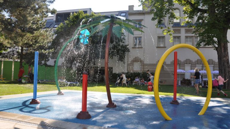 copyright: MA 44/Bäder Wasserspielplatz mit Skulpturen die Wasser sprühen