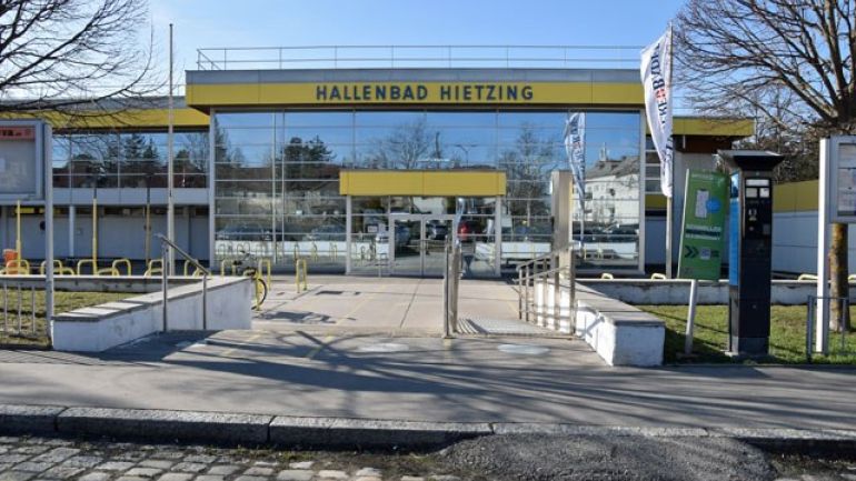 copyright: MA 44 - Bäder Eine Rampe führt vom allgemeinen Parkplatz beziehungsweise Gehsteig zum Eingang