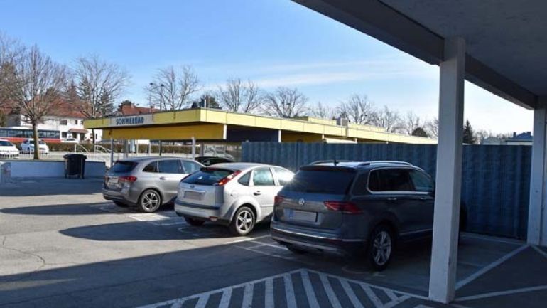 copyright: MA 44 - Bäder 3 Behinderten-Parkplätze vor dem Hietzinger Bad