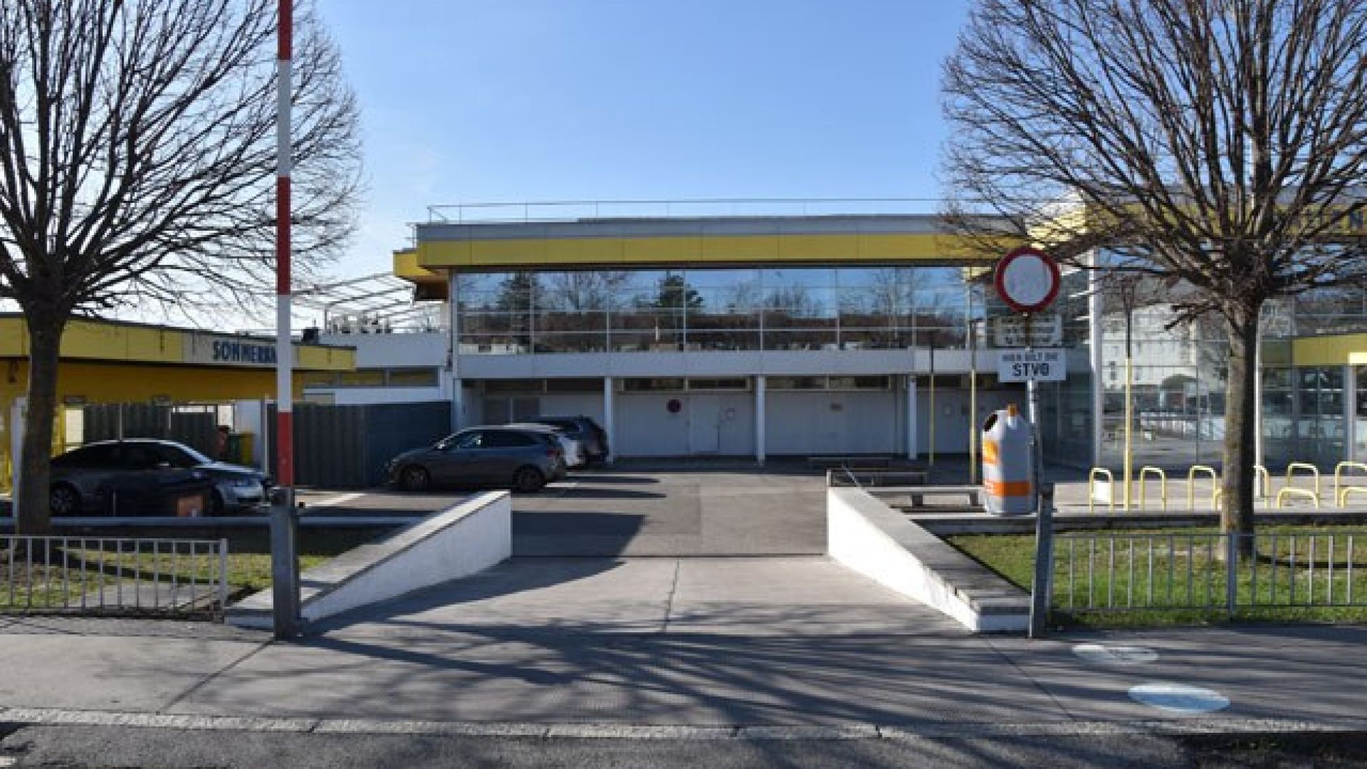 Zufahrt zu den Behinderten-Parkplätzen vor dem Hietzinger Bad