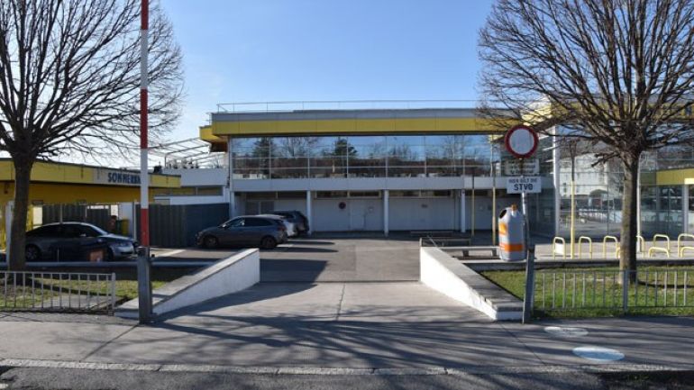 copyright: MA 44 - Bäder Zufahrt zu den Behinderten-Parkplätzen vor dem Hietzinger Bad