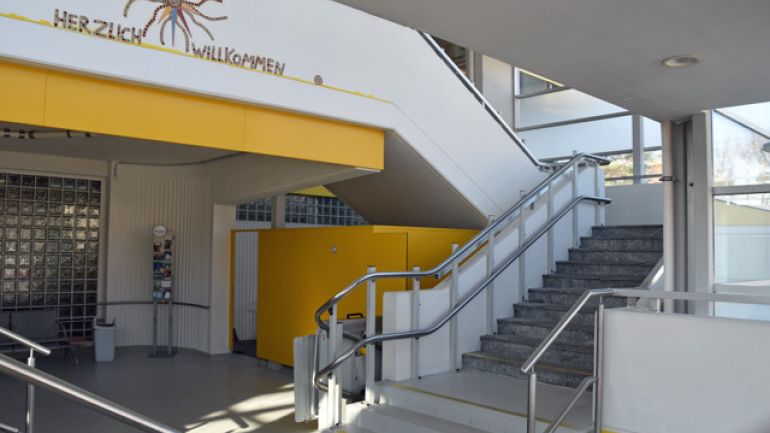 copyright: MA 44 - Bäder Die Treppe ist mit einem Treppenlift ausgestattet