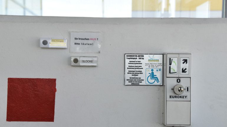 Glocke für barrierefreien Zugang zum Hietzinger Bad