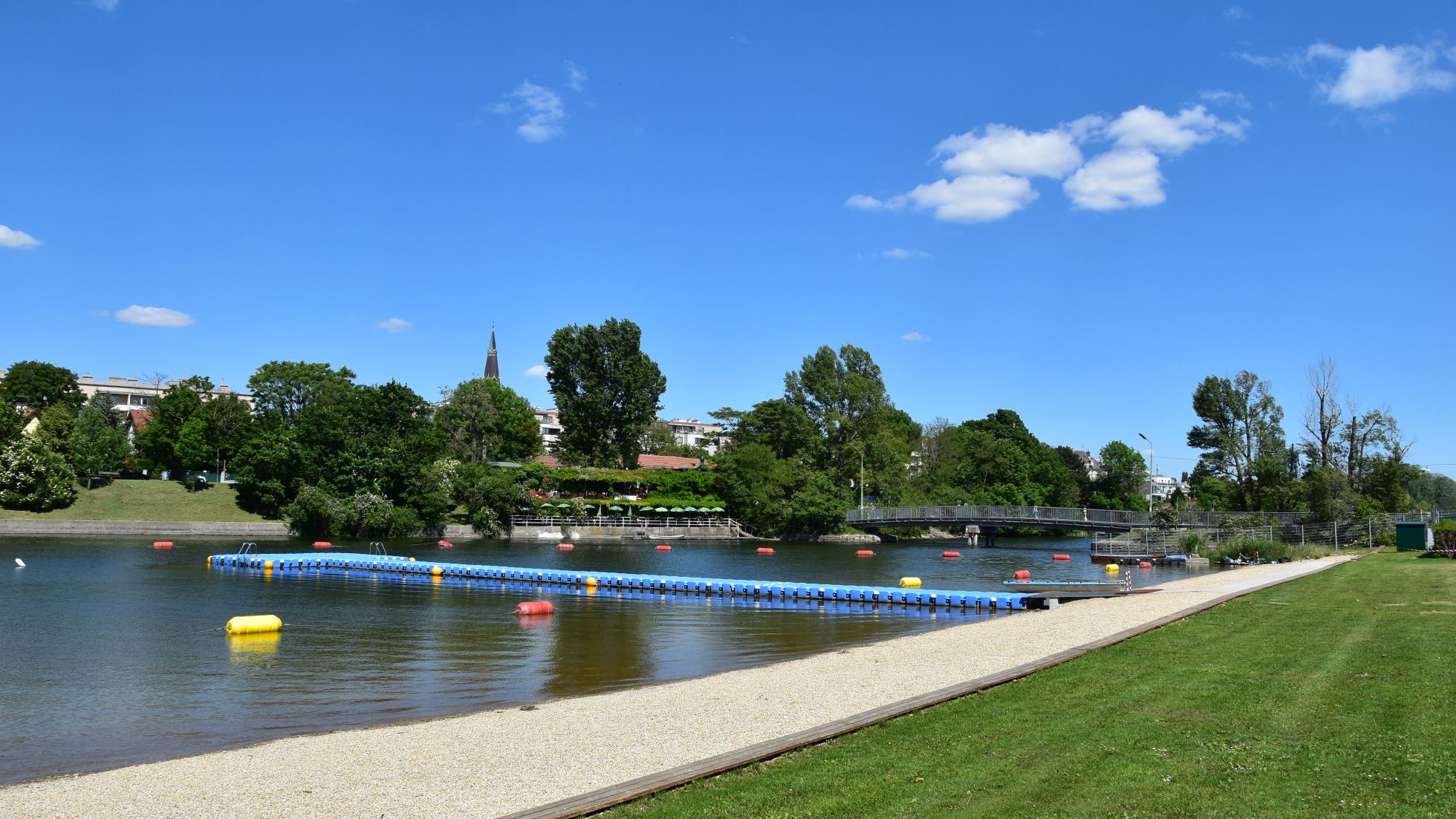 Wiese, Sitzgelegenheit, barrierefreier Zugang zum Strand, schwimmender Steg am Wasser