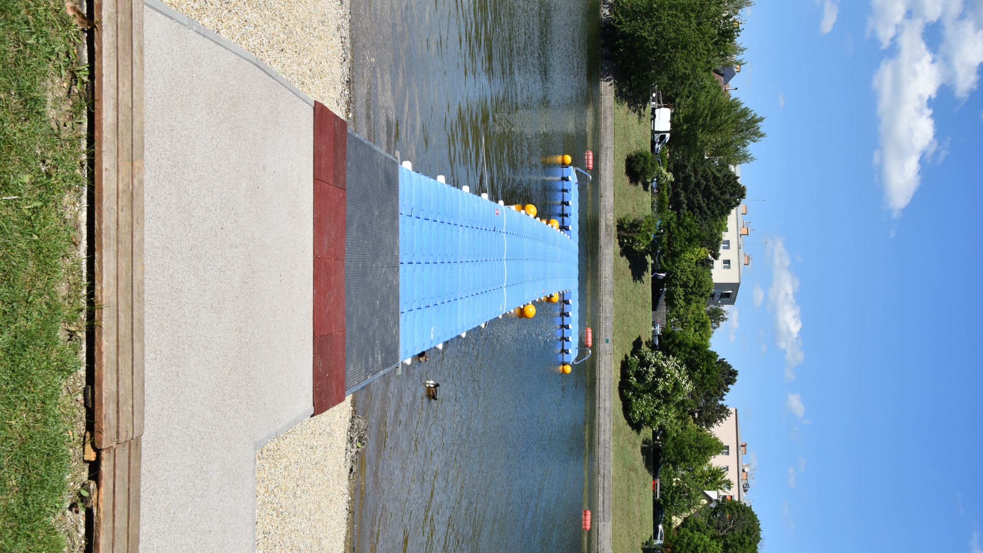 Schwimmender Steg auf dem Wasser
