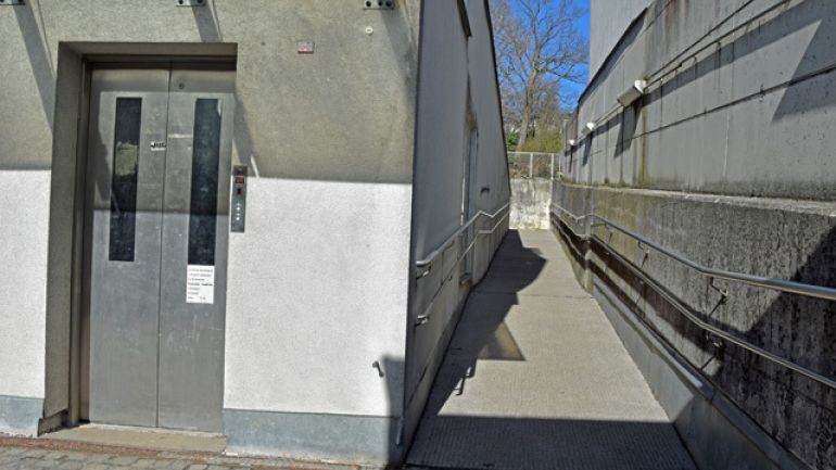Rampe zum Aufzug im Außenbereich