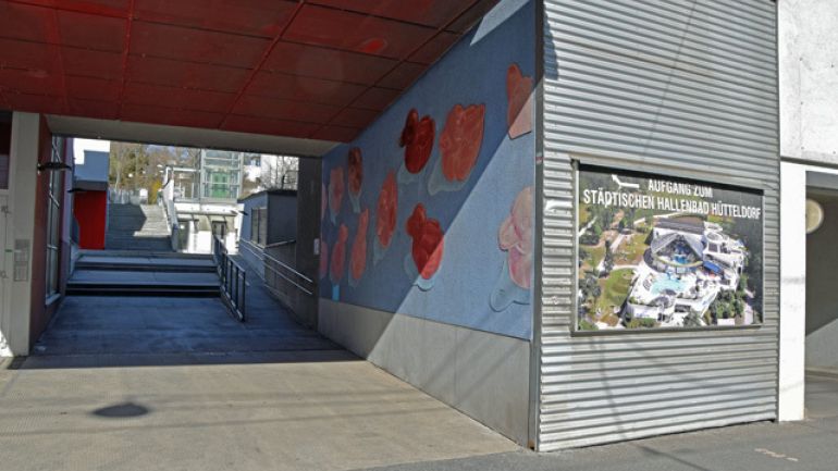 Durchgang von der Linzer Straße in Richtung Hütteldorfer Bad mit Stiege und Rampe