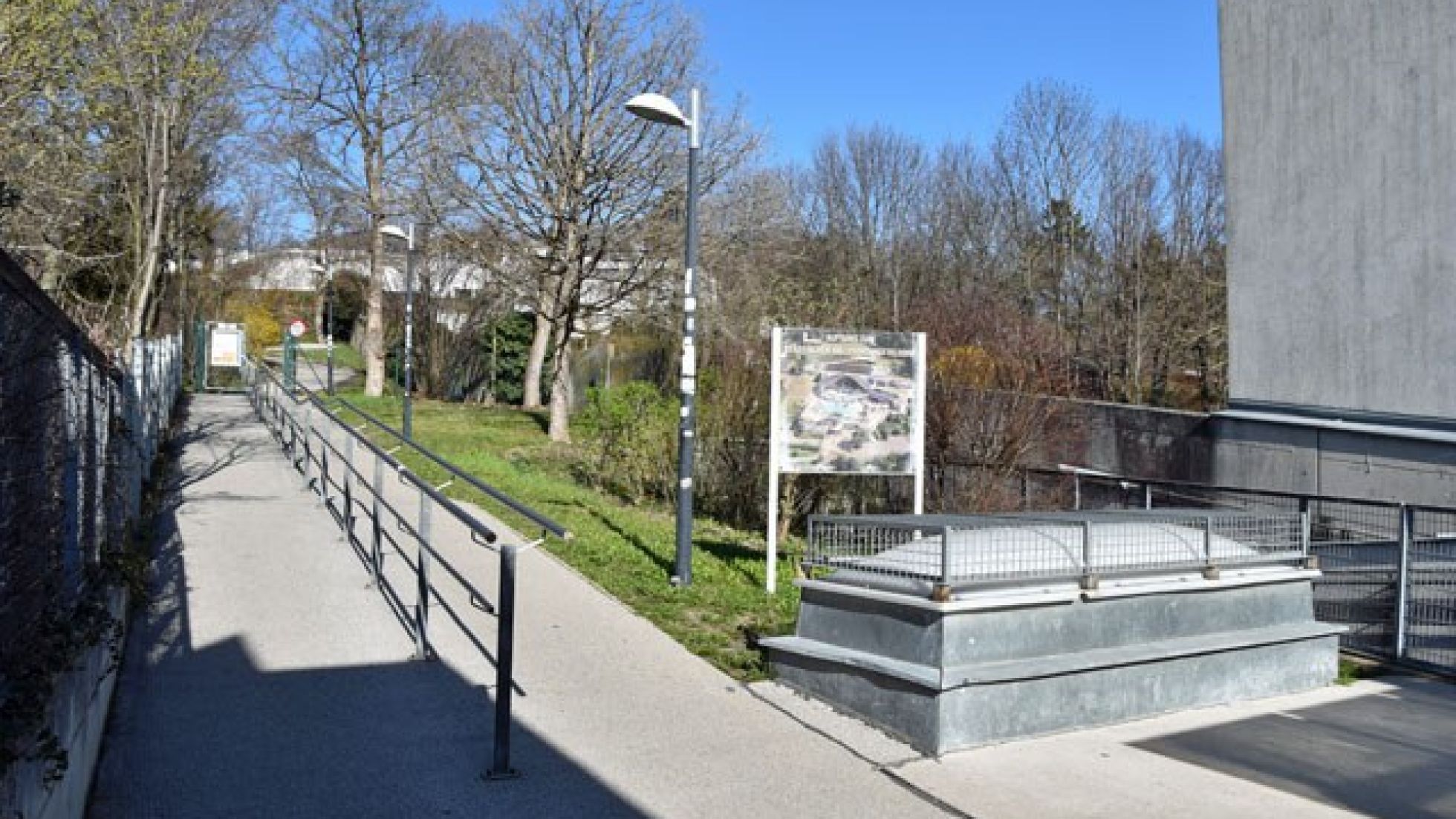 Eine Rampe führt vom Gehweg zum Hütteldorfer Bad