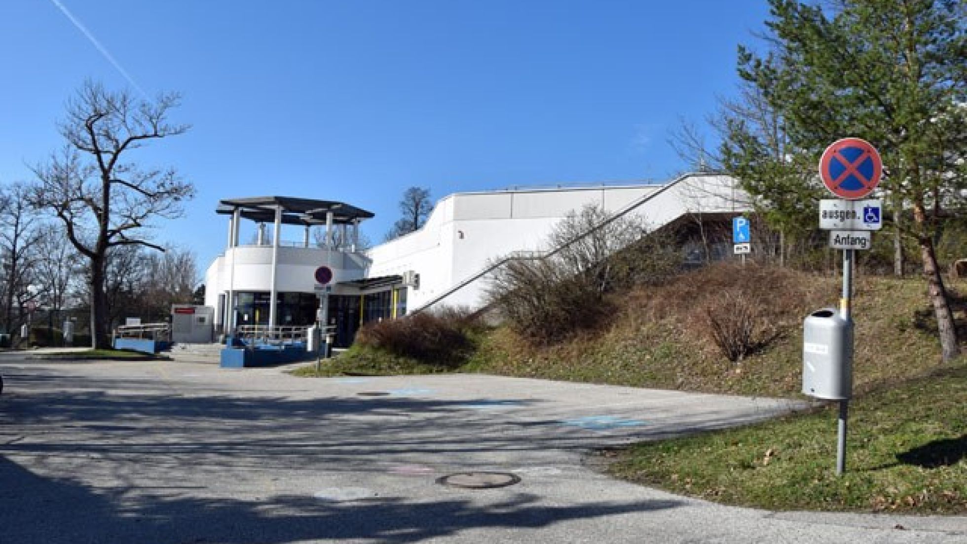 4 Behinderten-Parkplätze vor dem Hütteldorfer Bad