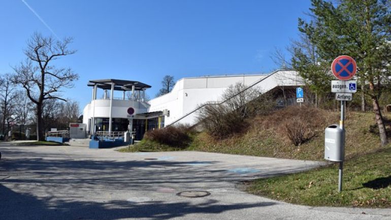 4 Behinderten-Parkplätze vor dem Hütteldorfer Bad
