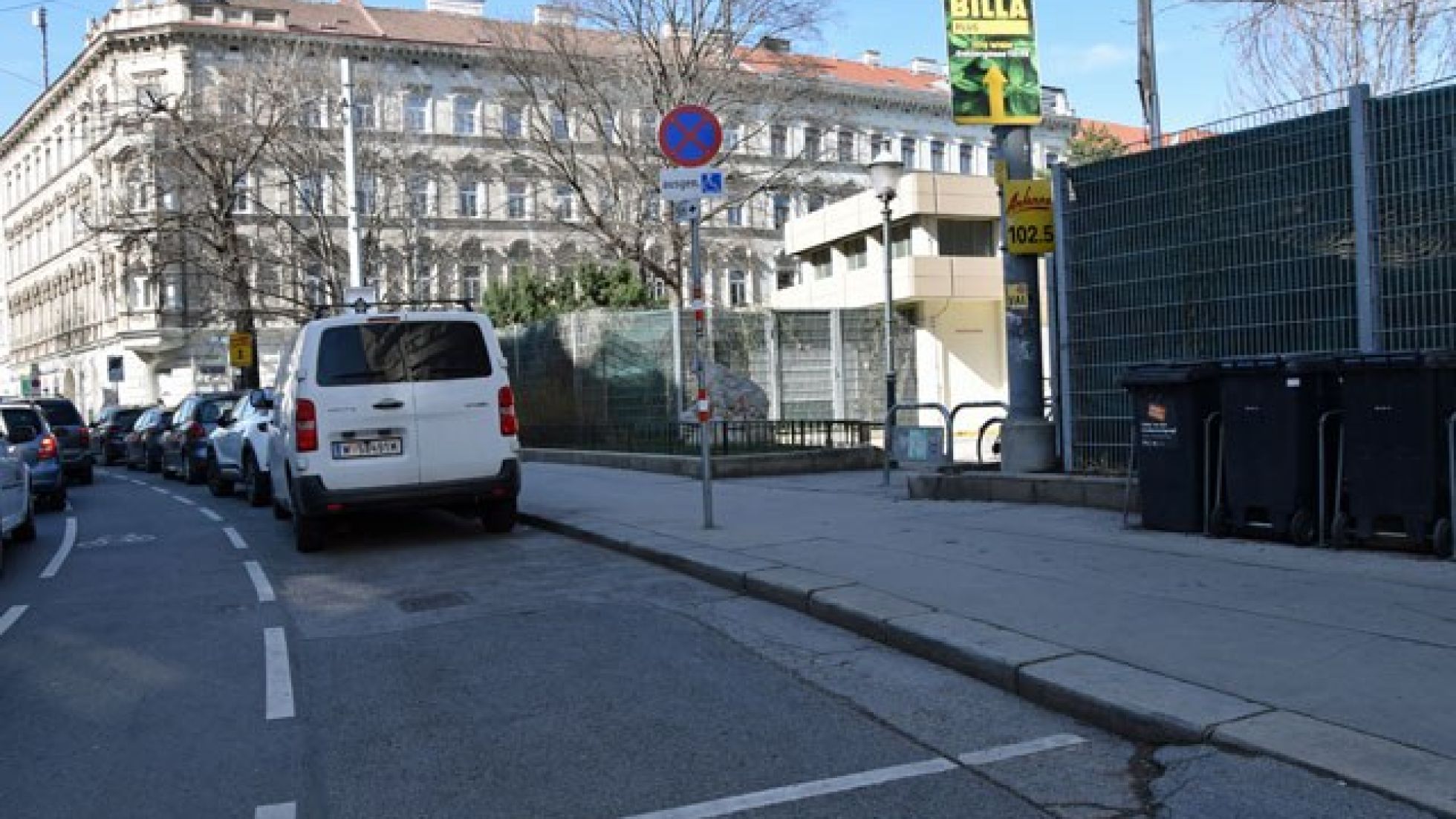 copyright: Stadt Wien - Bäder Behinderten-Parkplatz vor dem Eingang zum Jörgerbad