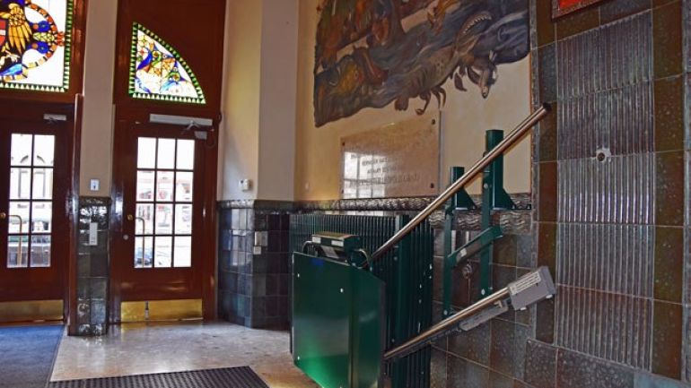 copyright: Stadt Wien - Bäder Treppenlift im Eingangsbereich der Schwimmhalle Jörgerbad