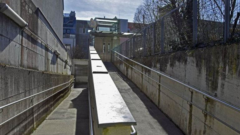 Eine Rampe führt zum Aufzug im Außenbereich
