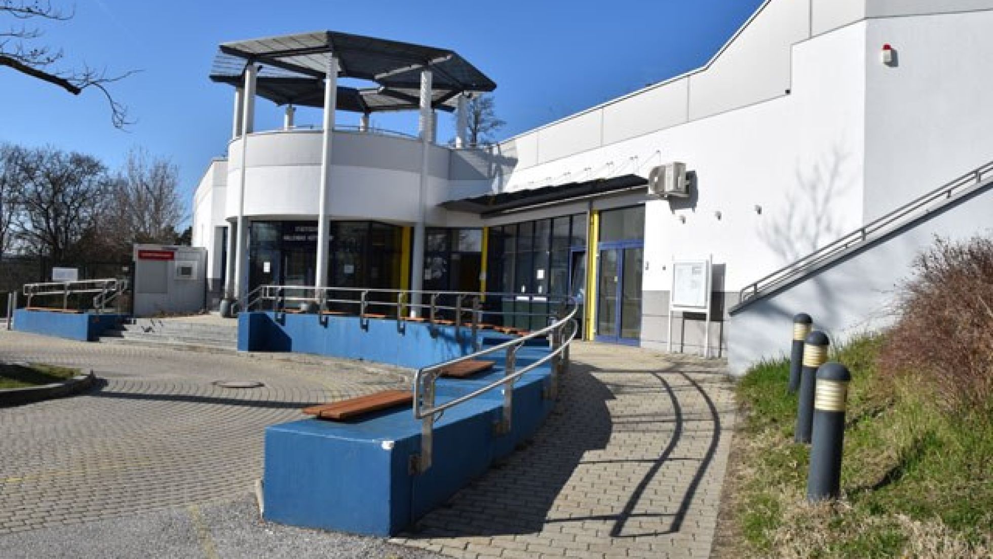 Rampe von den Behinderten-Parkplätzen zum barrierefreien Eingang des Hütteldorfer Bades
