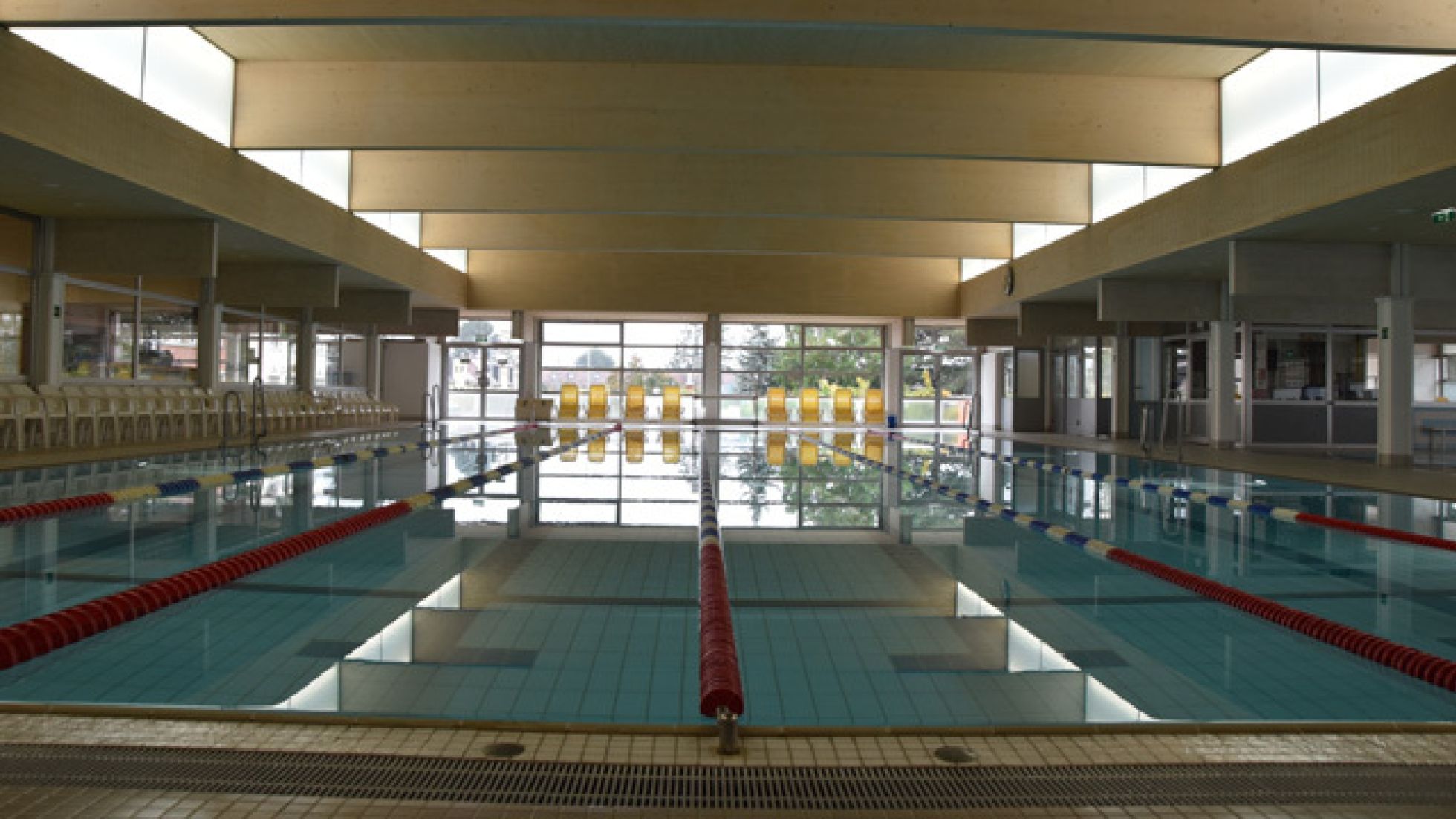 Becken im Hallenbad Donaustadt mit Schwimmbahnen