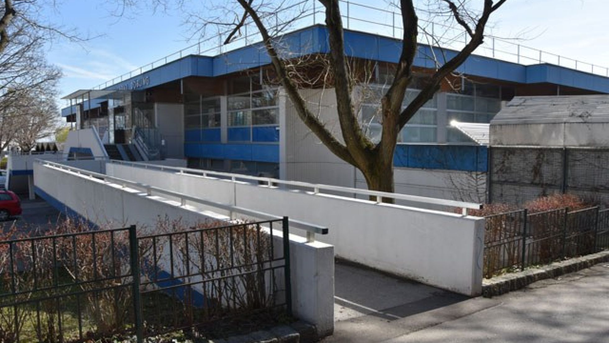 Barrierefreie Brücke zum Eingang Döblinger Bad