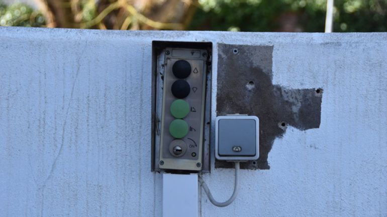 Türglocke beim Eingang zum Döblinger Bad