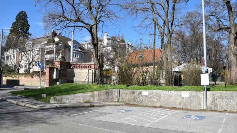 Behindertenparkplätze vor der Schwimmhalle Döbling