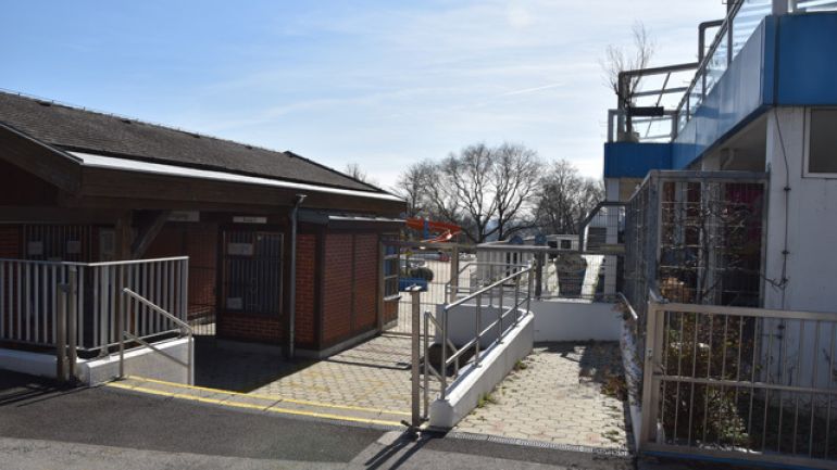 Rampe beim Eingang zum Sommerbad Döbling