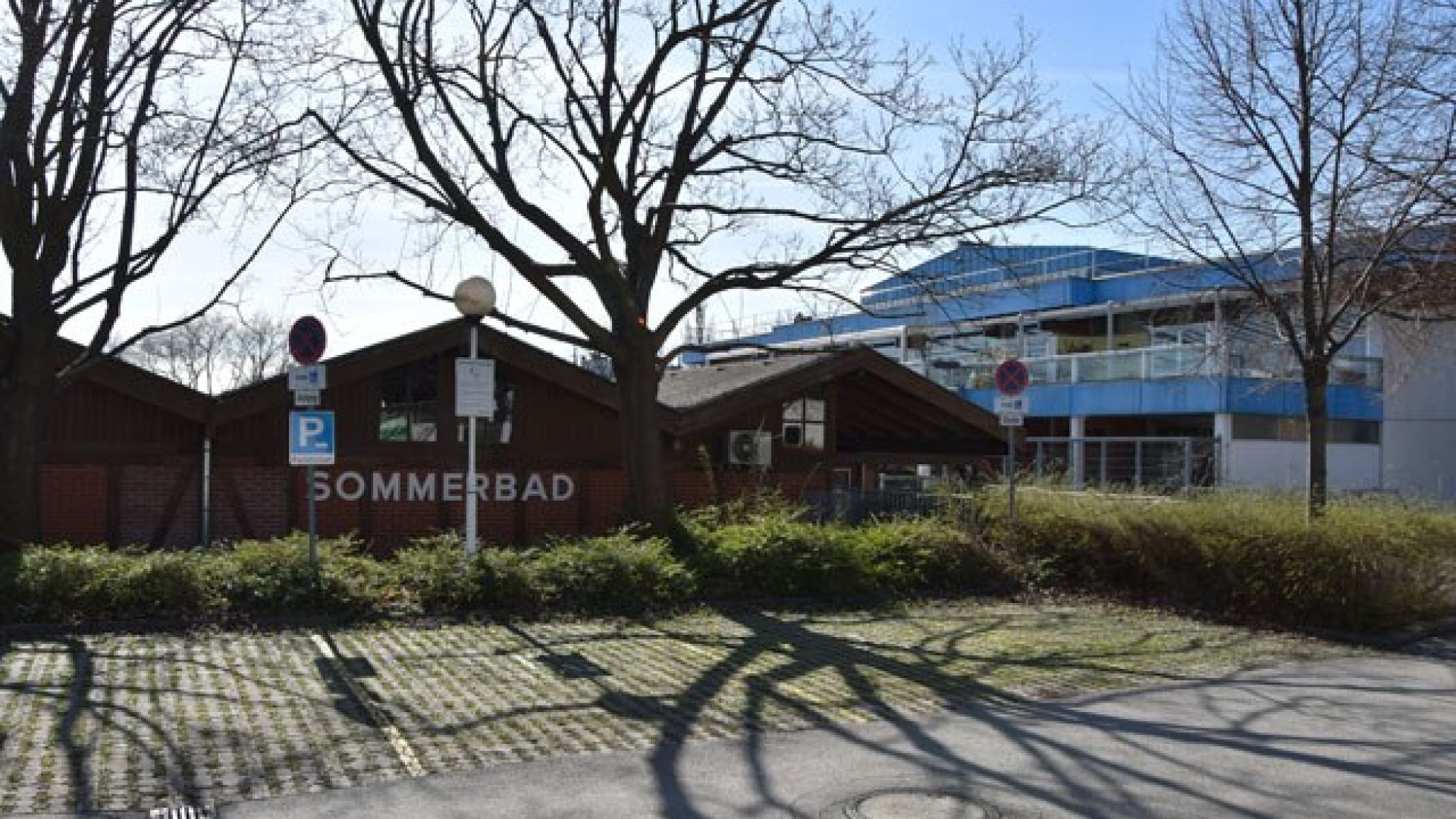 Behindertenparkplätze vor dem Sommerbad Döbling