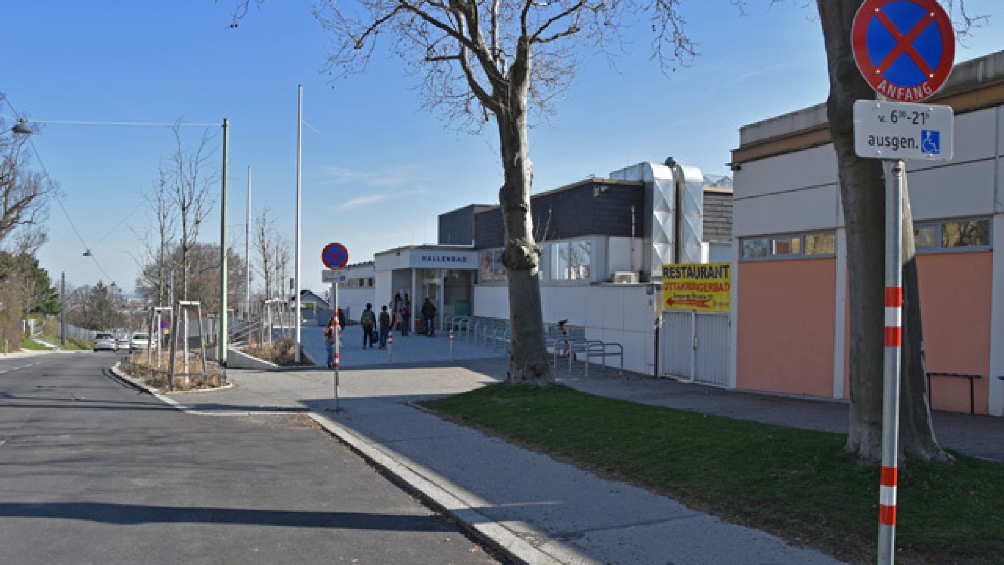 Behinderten-Parkplatz vor dem Eingang zum Ottakringer Bad