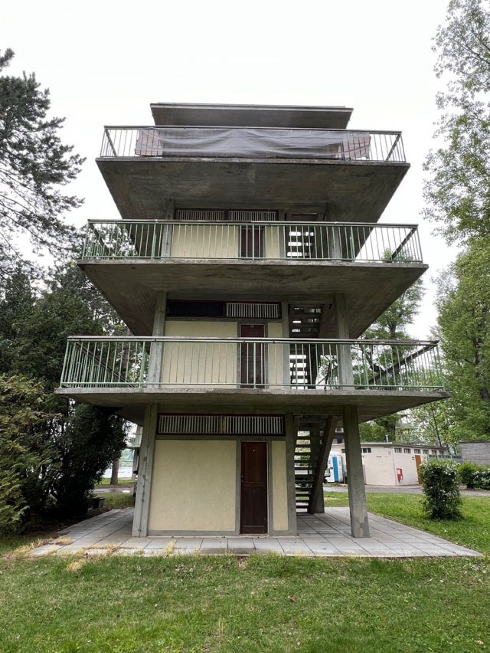 Turmähnliches Gebäude mit Stiegen und Eingängen zu Kabinen