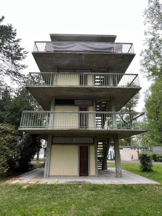 Turmähnliches Gebäude mit Stiegen und Eingängen zu Kabinen