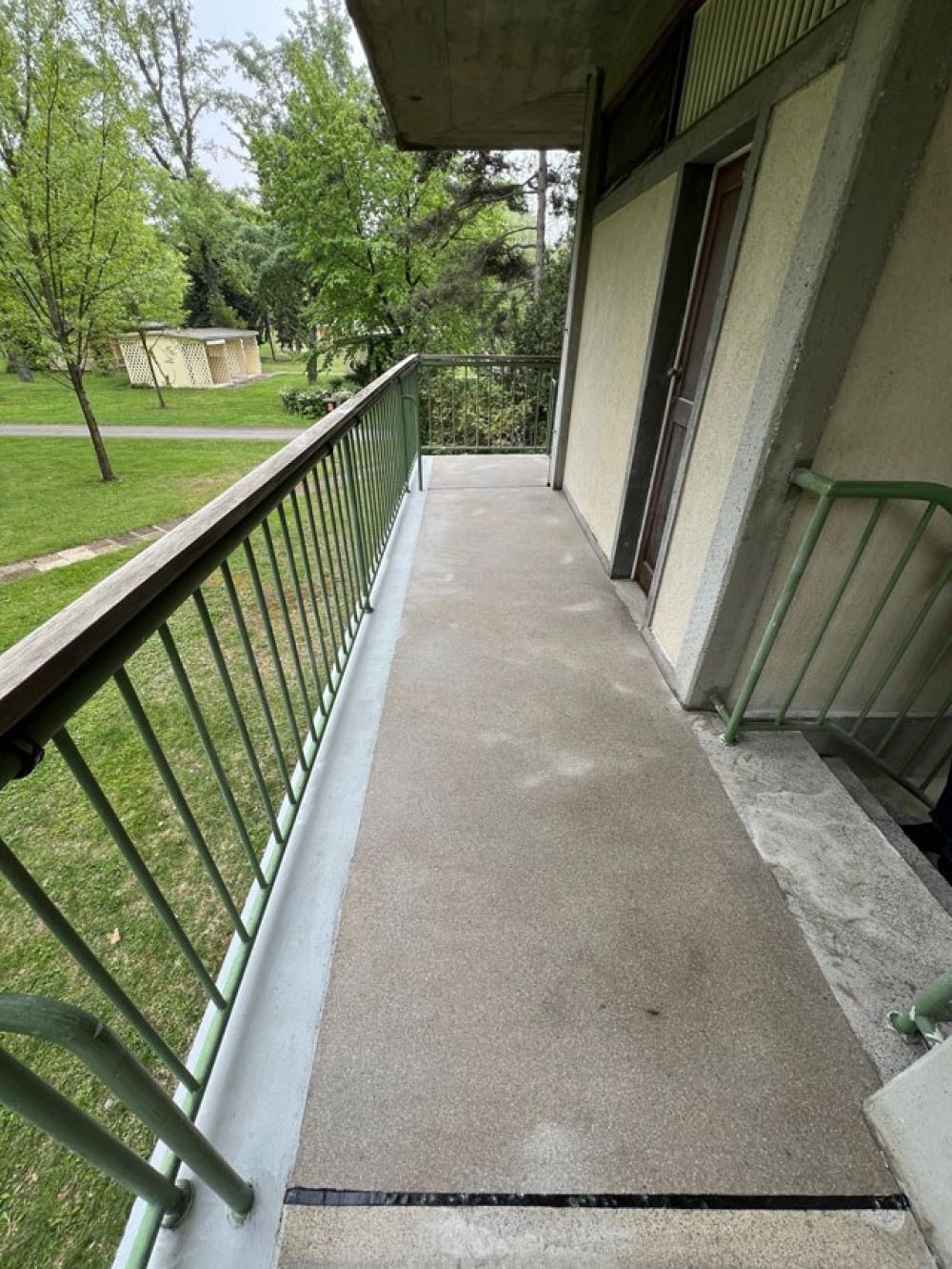 Turmähnliches Gebäude mit Stiegen und Eingängen zu Kabinen