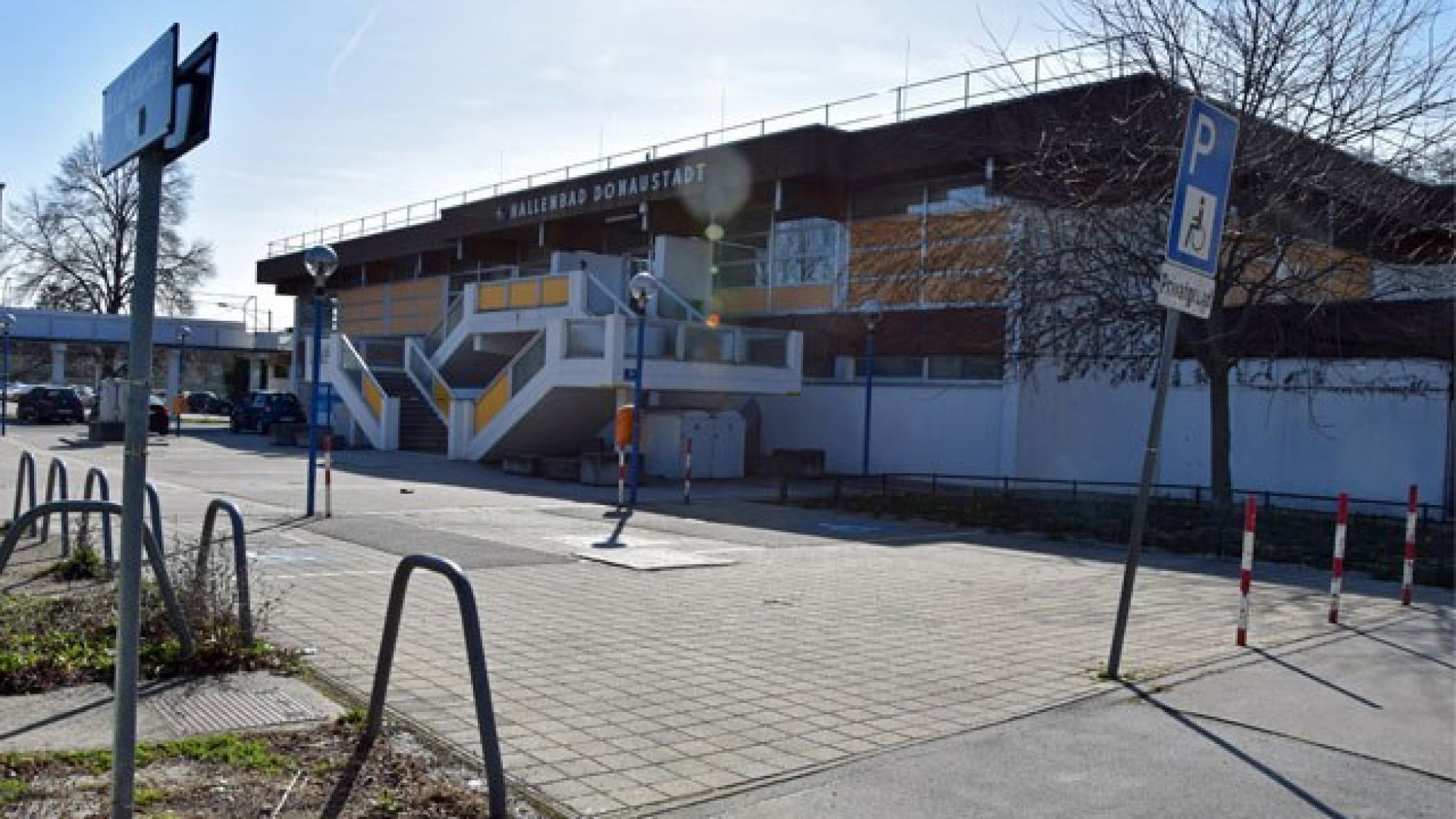 Behindertenparkplätze vor dem Eingang zur Schwimmhalle