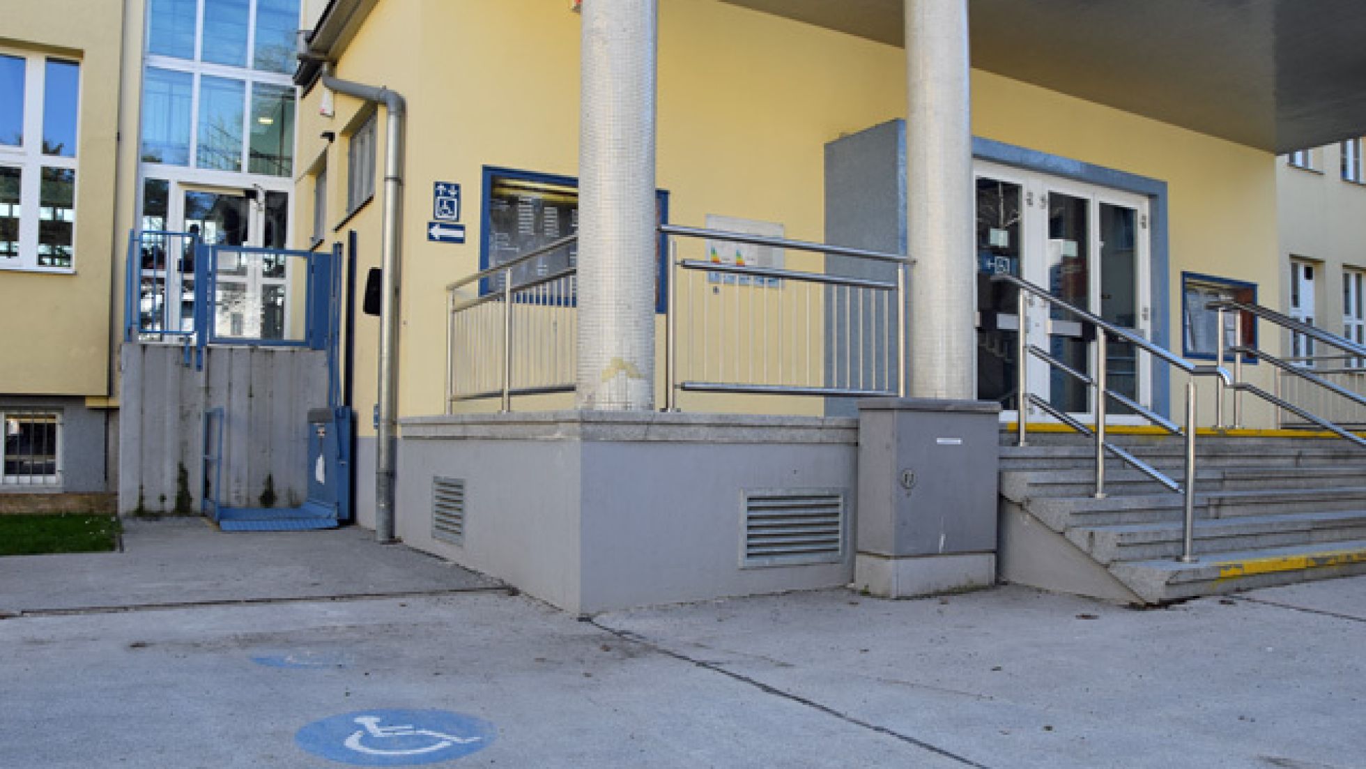 Hebelift im Außenbereich links vom Haupteingang zur Schwimmhalle