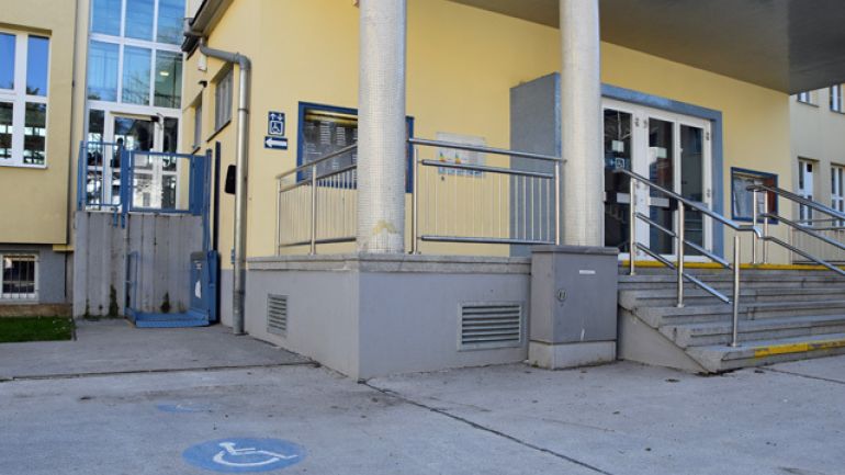 Hebelift im Außenbereich links vom Haupteingang zur Schwimmhalle