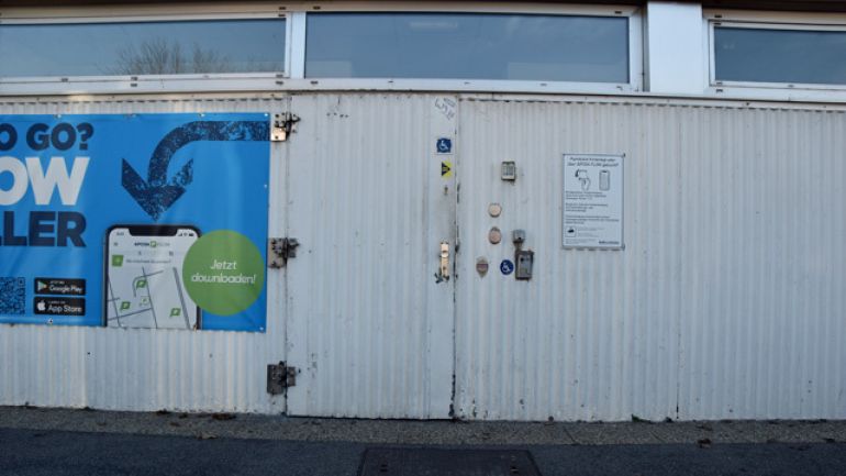 copyright: MA 44 - Bäder Barrierefreie Eingangstür zum Donaustädter Bad