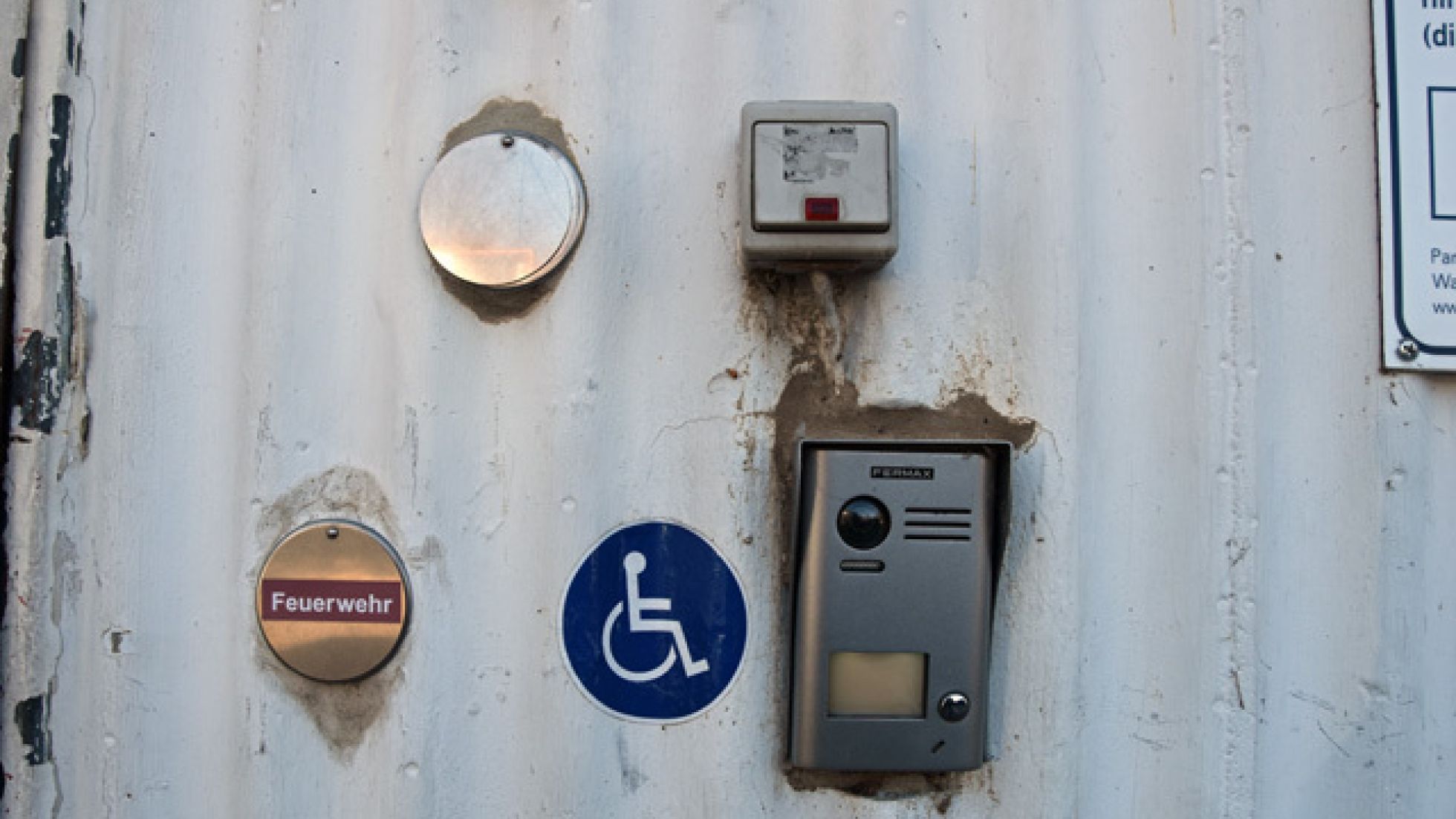 copyright: MA 44 - Bäder Türglocke für den barrierefreien Eingang zum Donaustädter Bad. Die Glocke befindet sich rechts neben der Tür.