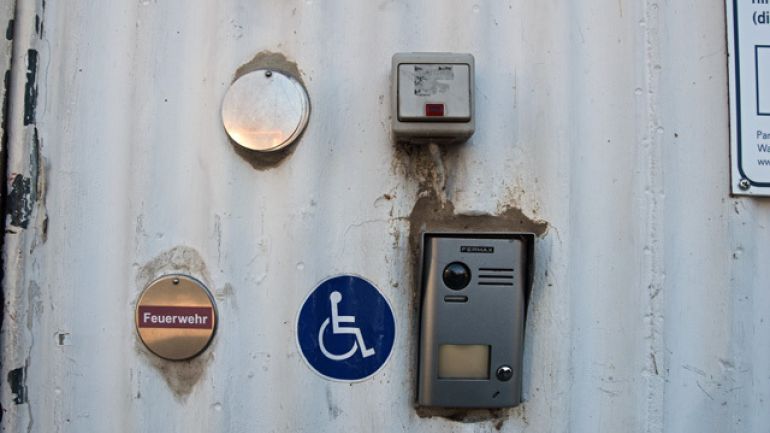 copyright: MA 44 - Bäder Türglocke für den barrierefreien Eingang zum Donaustädter Bad. Die Glocke befindet sich rechts neben der Tür.