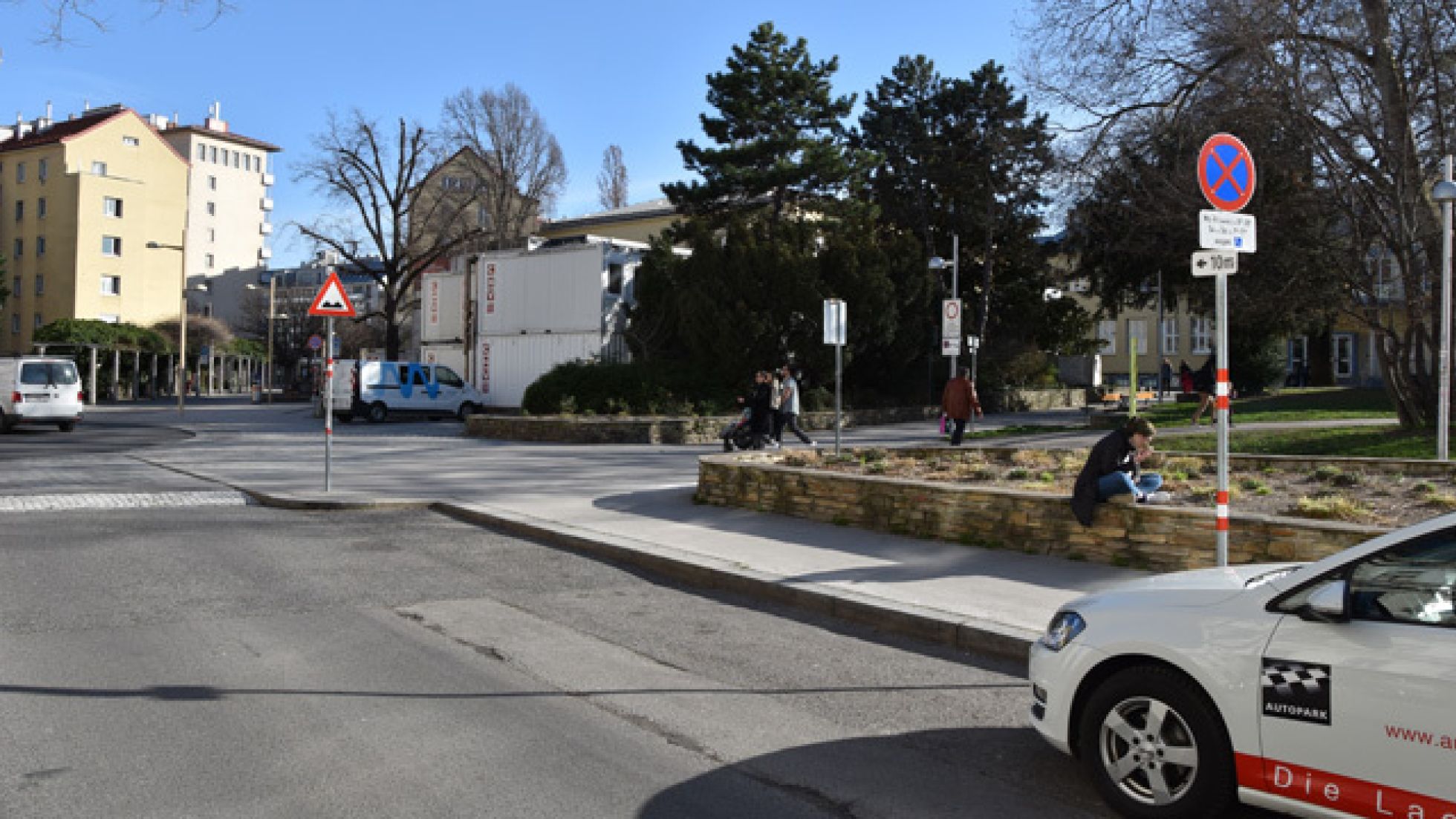 Einfahrt zum Theresienbad von der Hufelandgasse, Verkehrschild für Halten und Parken verboten im direkten Umfeld der Zufahrt